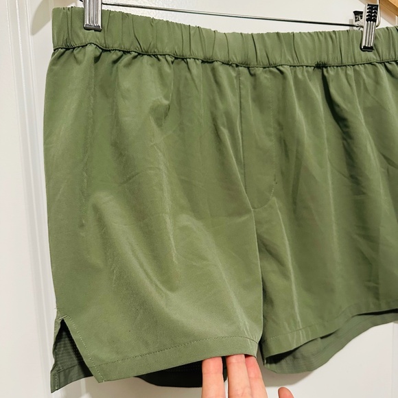 H&M Move Athletic Short Women’s Medium Light Olive Green 3” Inseam - Picture 2 of 7